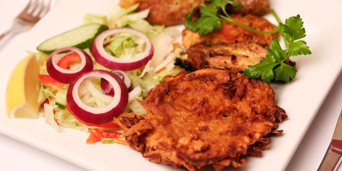 Onion bhaji and fresh salad